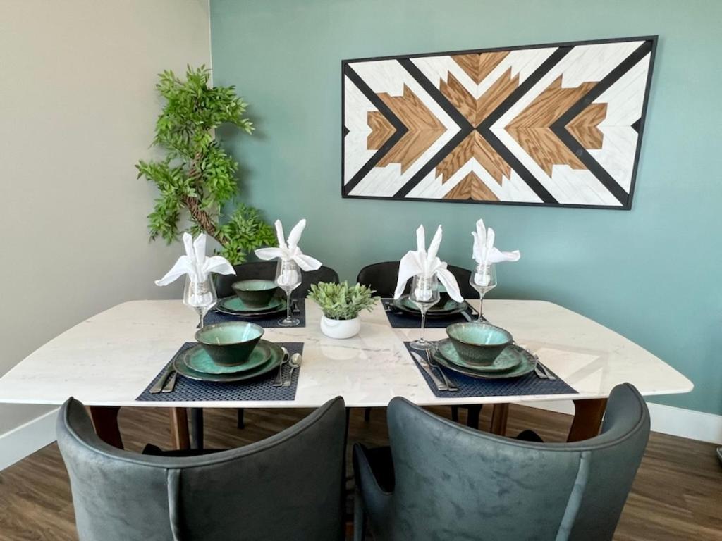 Large Hollywood Corner 2 Bedroom With Private Balcony * Los Angeles