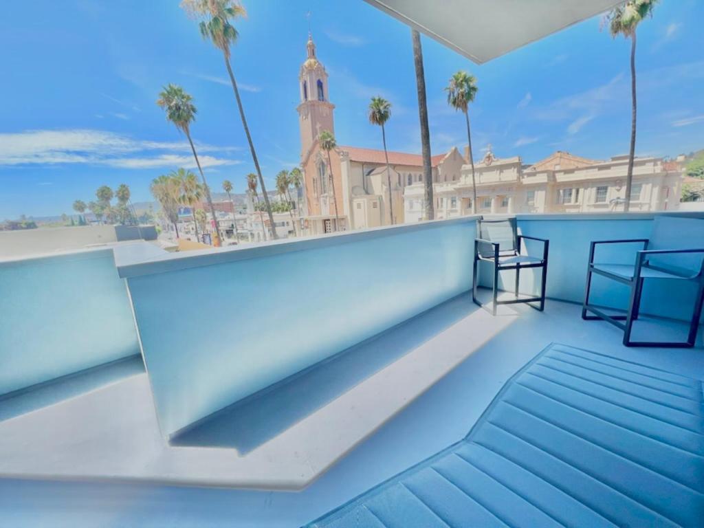 Large Hollywood Corner 2 Bedroom With Private Balcony Los Angeles