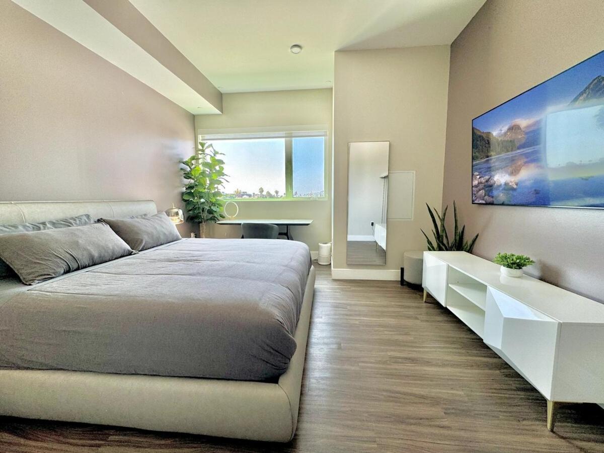 Aparthotel Large Hollywood Corner 2 Bedroom With Private Balcony *