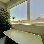 Large Hollywood Corner 2 Bedroom With Private Balcony