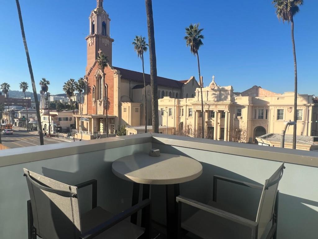 Large Hollywood Corner 2 Bedroom With Private Balcony