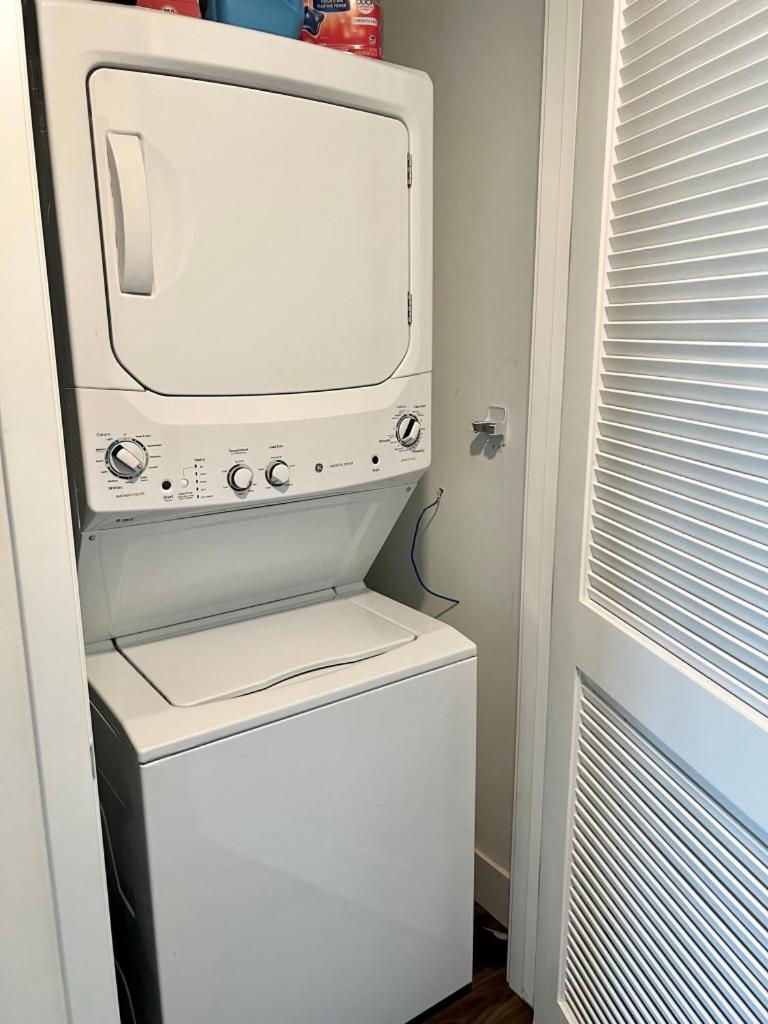 Large Hollywood Corner 2 Bedroom With Private Balcony