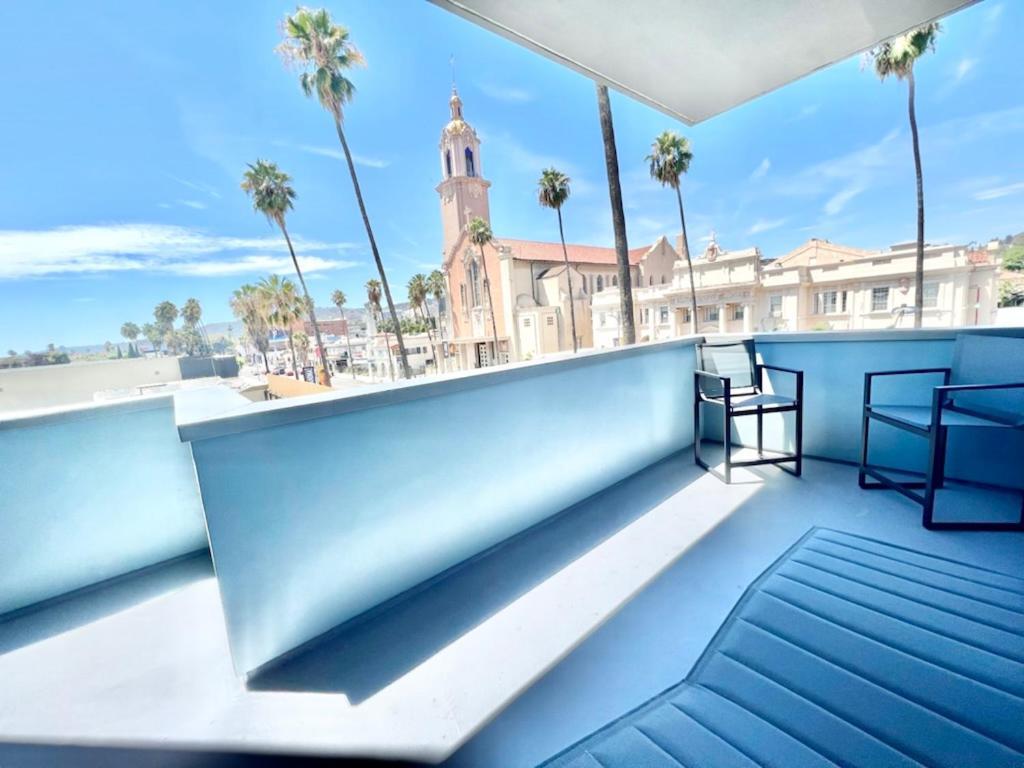 Large Hollywood Corner 2 Bedroom With Private Balcony *