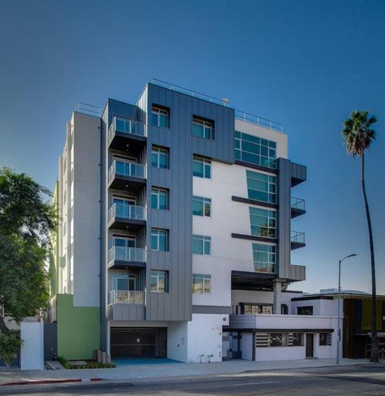 Large Hollywood Corner 2 Bedroom With Private Balcony Aparthotel *