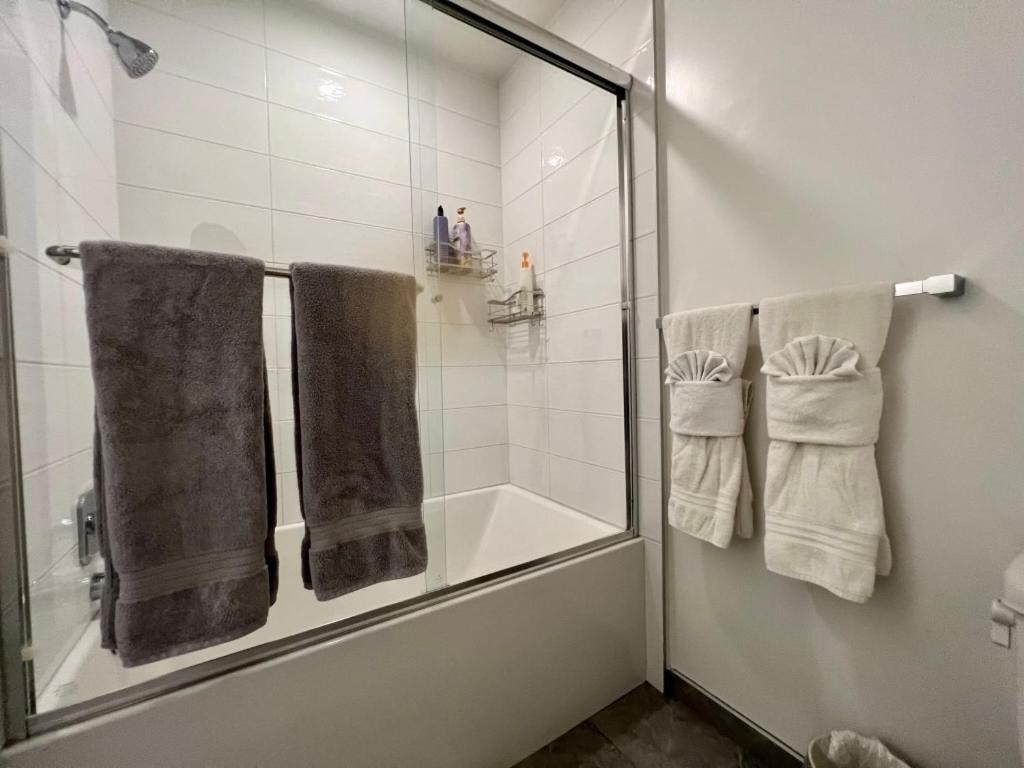 Large Hollywood Corner 2 Bedroom With Private Balcony Aparthotel