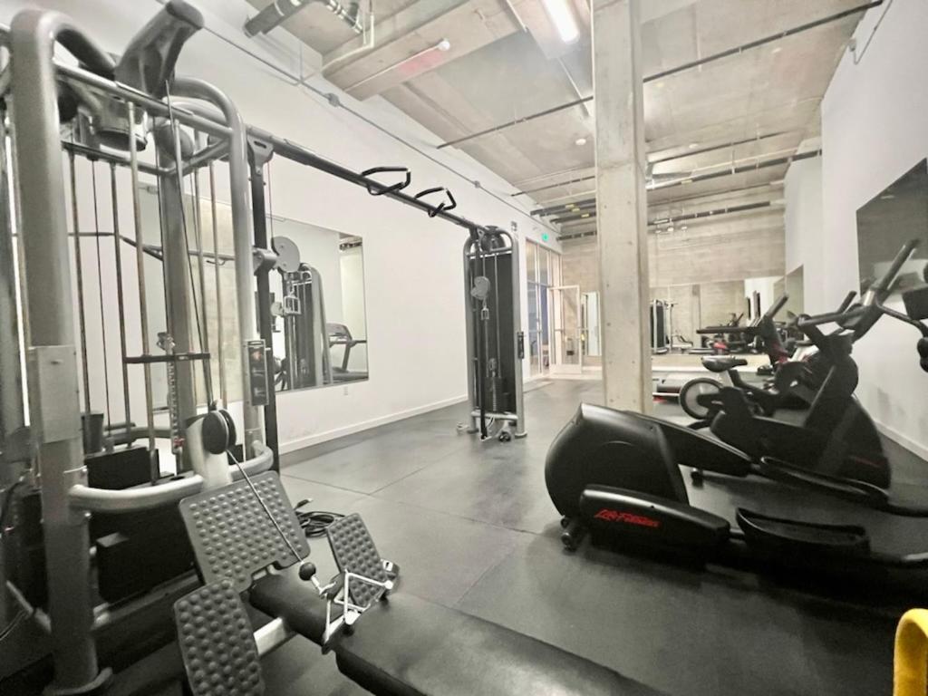 Large Hollywood Corner 2 Bedroom With Private Balcony