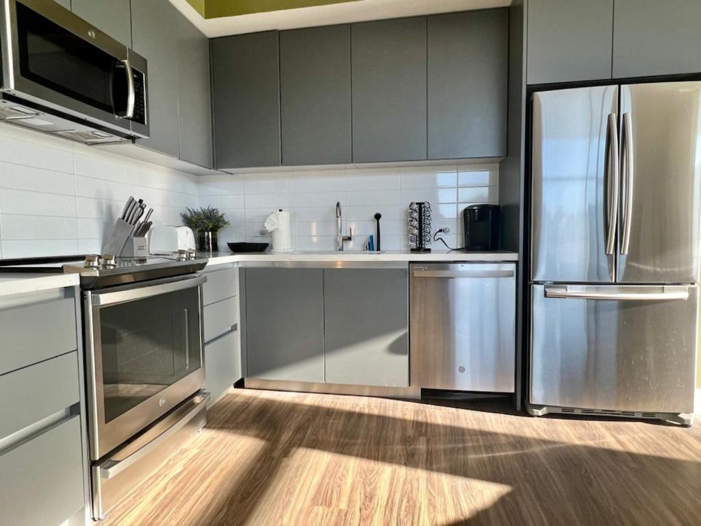 Aparthotel Large Hollywood Corner 2 Bedroom With Private Balcony *
