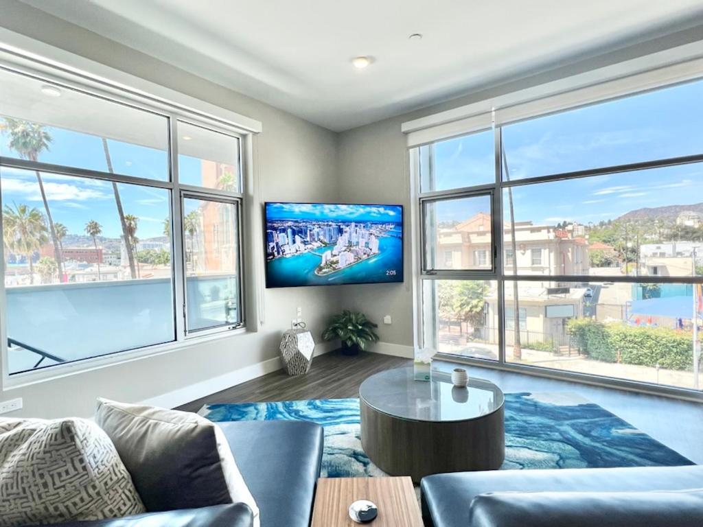 Large Hollywood Corner 2 Bedroom With Private Balcony * Los Angeles