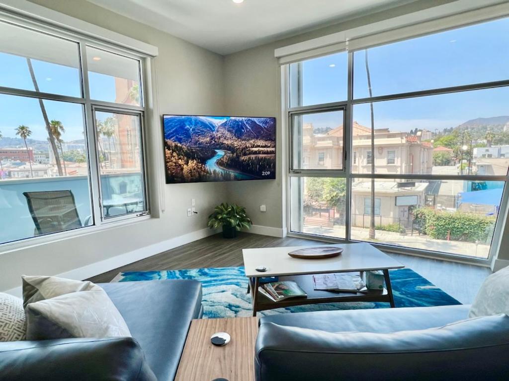 Large Hollywood Corner 2 Bedroom With Private Balcony Aparthotel