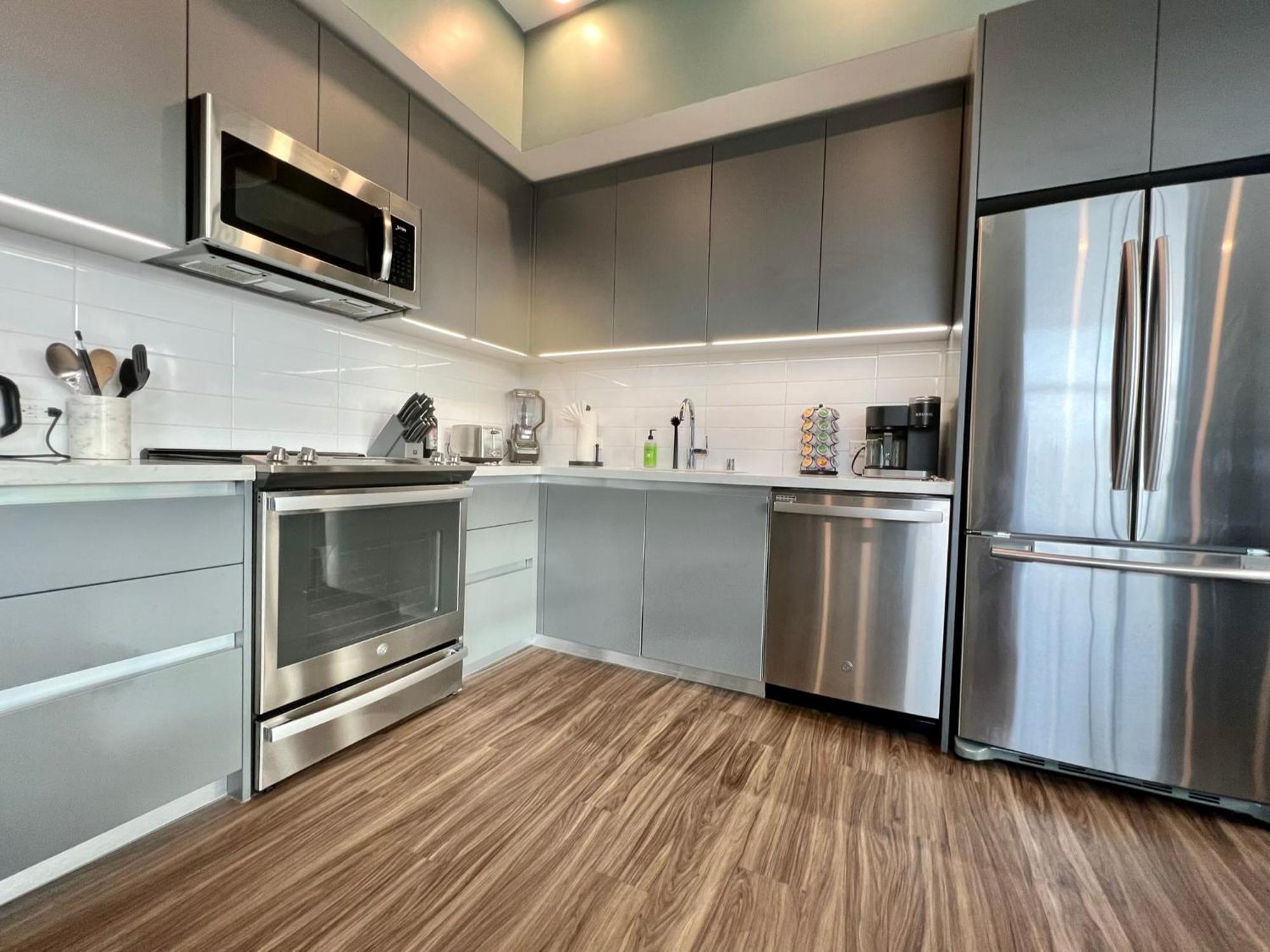 Aparthotel Large Hollywood Corner 2 Bedroom With Private Balcony