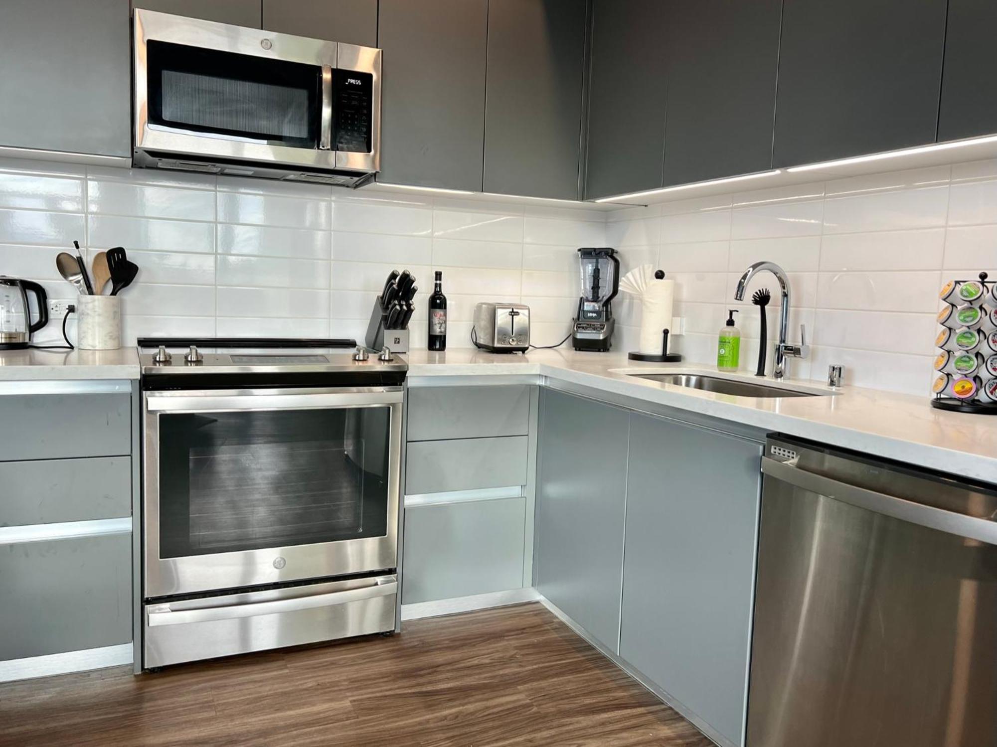 Large Hollywood Corner 2 Bedroom With Private Balcony Aparthotel *