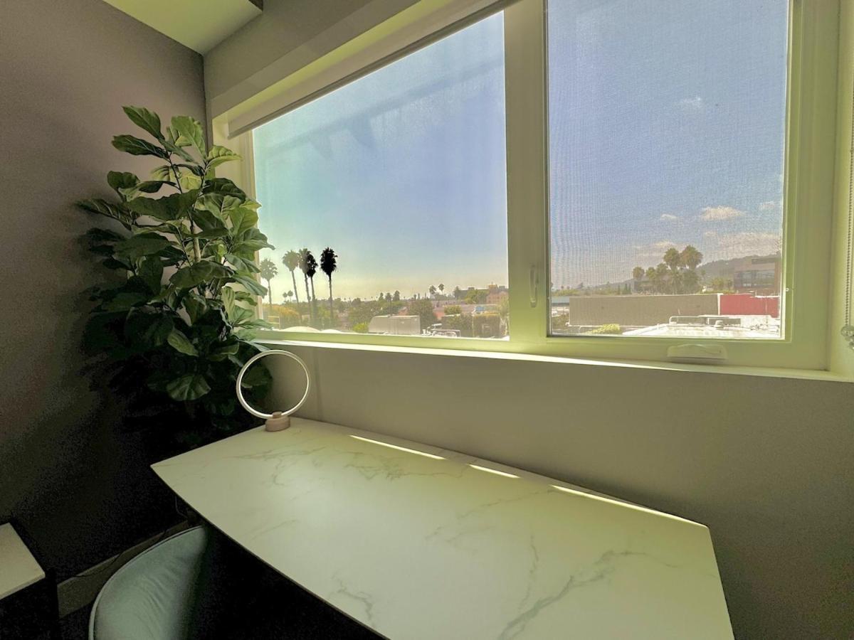 Large Hollywood Corner 2 Bedroom With Private Balcony Aparthotel *