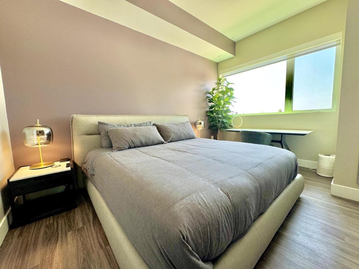 Large Hollywood Corner 2 Bedroom With Private Balcony * Los Angeles