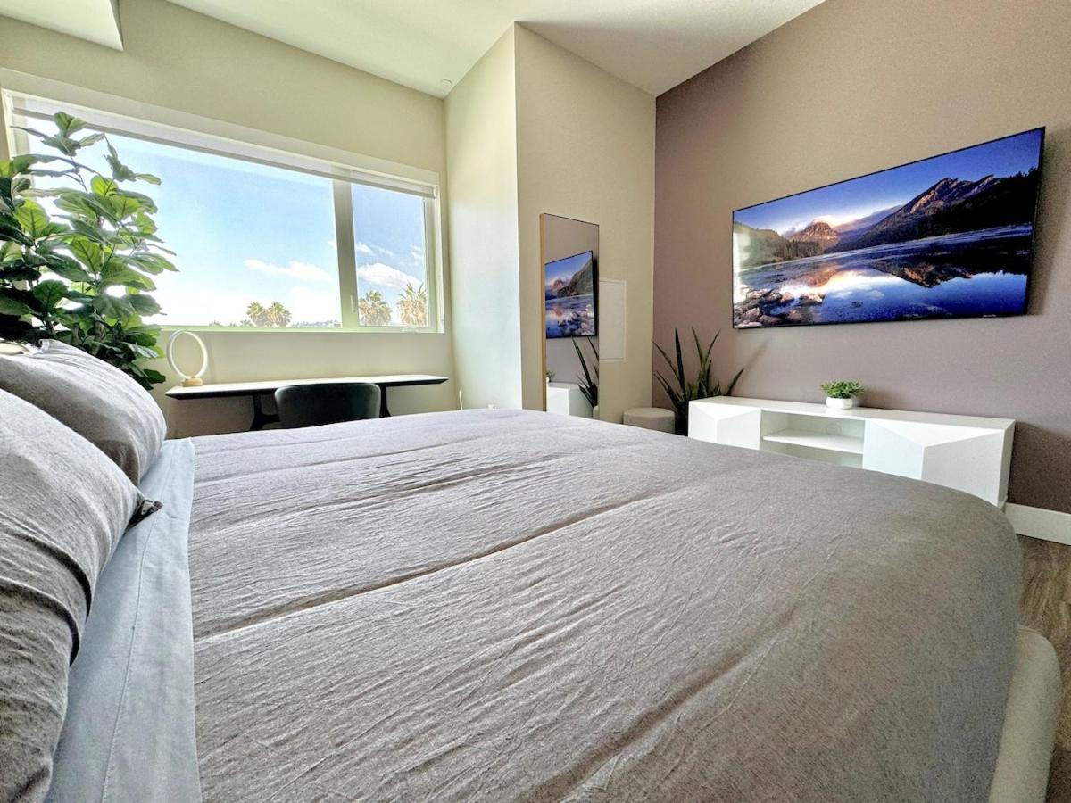 Large Hollywood Corner 2 Bedroom With Private Balcony