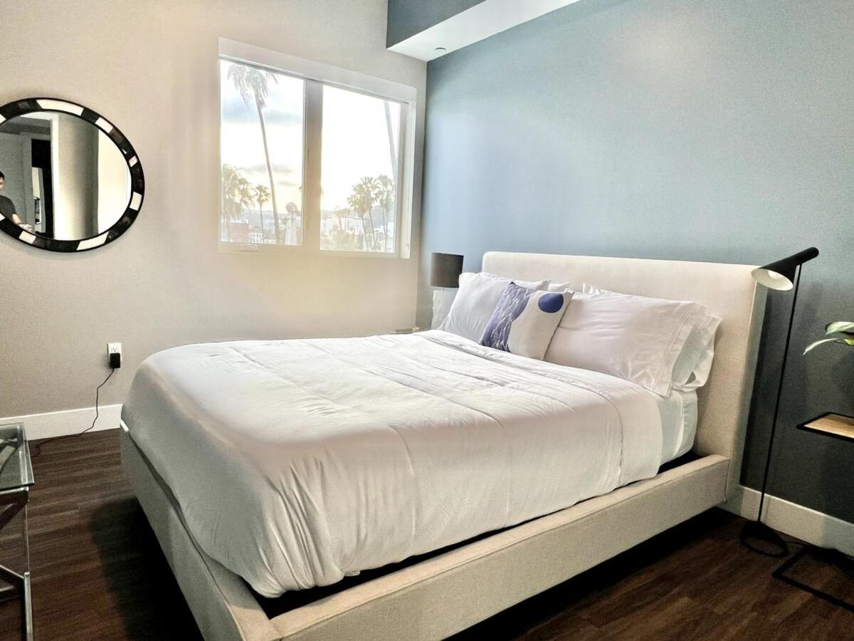 Large Hollywood Corner 2 Bedroom With Private Balcony Aparthotel